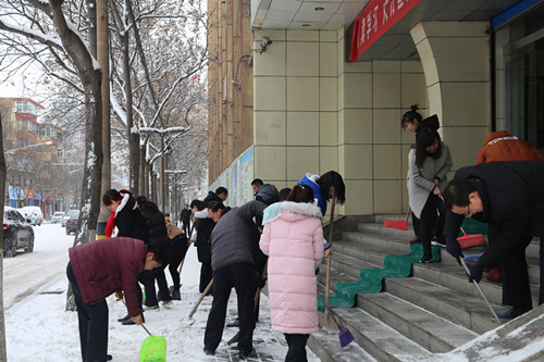 機(jī)電安裝公司:義務(wù)掃雪展企業(yè)文明風(fēng)采