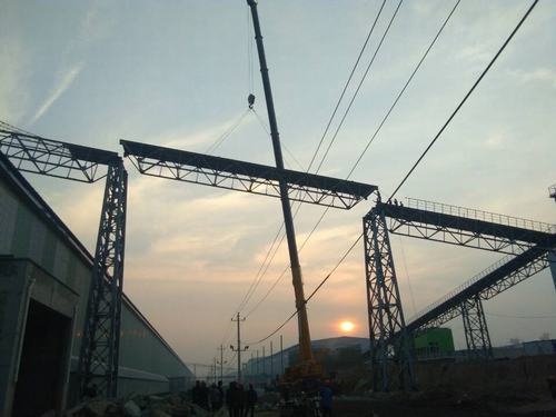 銅煤公司承建的美鑫氧化鋁1#、2#倉庫工程桁架成功實現(xiàn)合攏施工