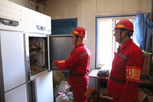 陜煤建設(shè)礦建二公司職工代表巡查安全拔出多根問(wèn)題刺