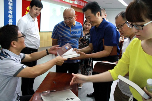 陜煤建設(shè)公司“慶七一?憶黨史”暨付增戰(zhàn)簽名贈(zèng)書活動(dòng)圓滿成功