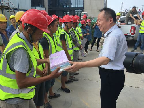 西安航天基地管委會“送清涼”小組慰問澄合分公司一線人員