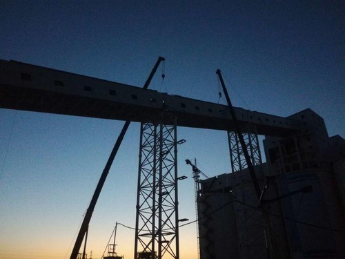 陜煤建設中煤公司：曹家灘礦業(yè)4#驅(qū)動機房至塊煤倉帶式輸送機棧橋鋼桁架吊裝作業(yè)圓滿結(jié)束