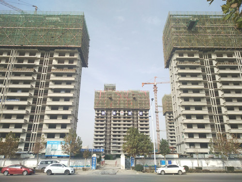陜煤建設天工公司清源小區(qū)一期首批開工5棟樓全部封頂