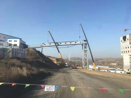 陜煤建設天工公司土建一部沙梁煤礦主斜井井口房至生產(chǎn)系統(tǒng)輸送機棧橋鋼桁架吊裝完成