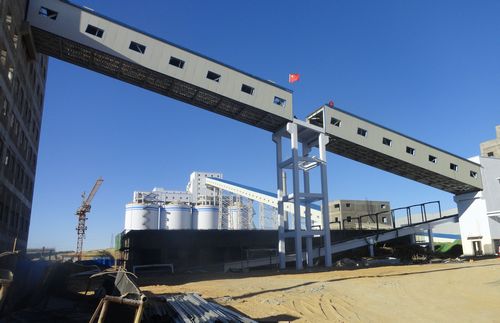陜煤建設(shè)天工公司土建四部曹家灘選煤廠(chǎng)篩塊煤至主廠(chǎng)房帶式輸送機(jī)棧橋順利完成鋼桁架吊裝