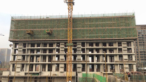 陜煤建設(shè)銅煤公司第十五項目部承建的藍(lán)山水岸11#樓順利封頂