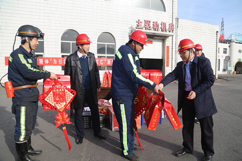 王明智慰問堅(jiān)守一線員工