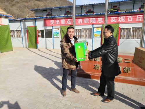 陜煤建設(shè)礦建二公司除夕慰問(wèn)基層職工