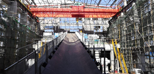 陜煤建設(shè)機(jī)電安裝公司承建的小保當(dāng)煤礦主斜井帶式輸送機(jī)膠帶展放工作順利完成