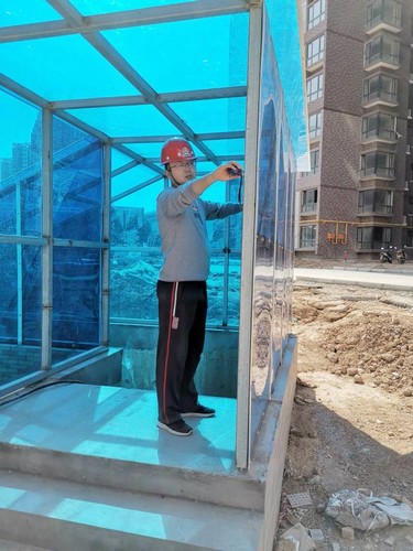 風(fēng)吹浪打揉不碎，寒來暑往見精神