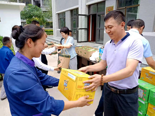 陜煤建設公司：高溫慰問送清涼，防暑降溫暖人心