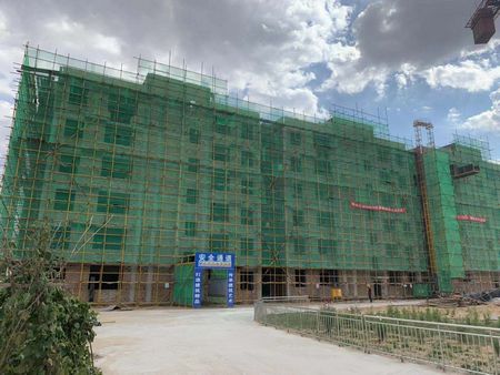 陜煤建設(shè)天工公司土建十七部承建的小保當(dāng)管理及技術(shù)人員1#、2#公寓樓順利封頂