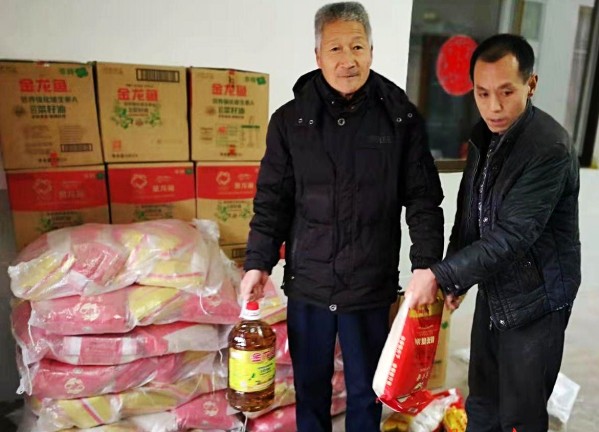 陜煤建設(shè)澄合分公司職工楊文剛自掏腰包為家鄉(xiāng)父老購(gòu)買(mǎi)年貨