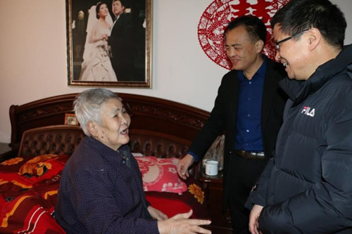 陜煤建設(shè)機(jī)電安裝公司春節(jié)前夕走訪慰問(wèn)退休職工家庭