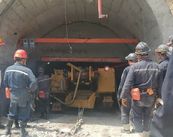 陜煤建設(shè)礦建二公司車村項(xiàng)目部首批綜掘機(jī)順利入井