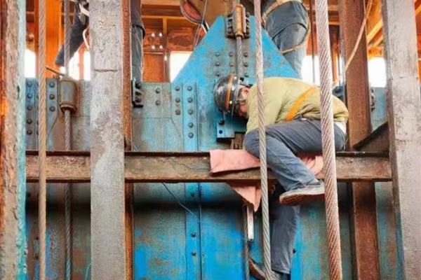 陜煤建設礦建二公司王峰項目部罐籠防墜器脫鉤試驗順利完成