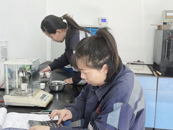 紅粉不嫌靛衣染，精測細(xì)析黑金成