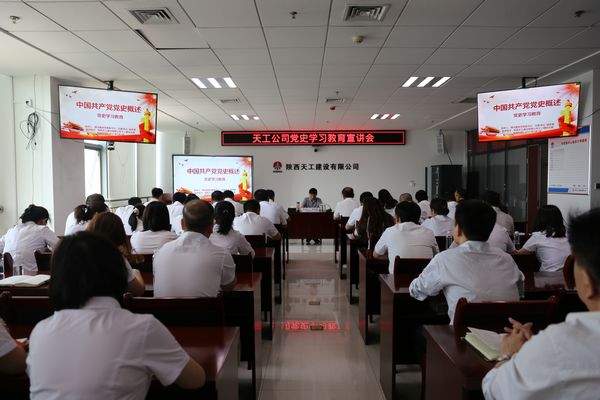 侯本英深入黨建聯(lián)系點(diǎn)講黨課