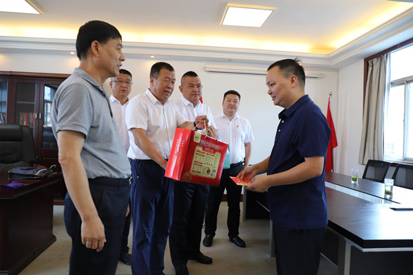 侯本英深入陜煤建設(shè)漢中分公司慰問(wèn)困難黨員