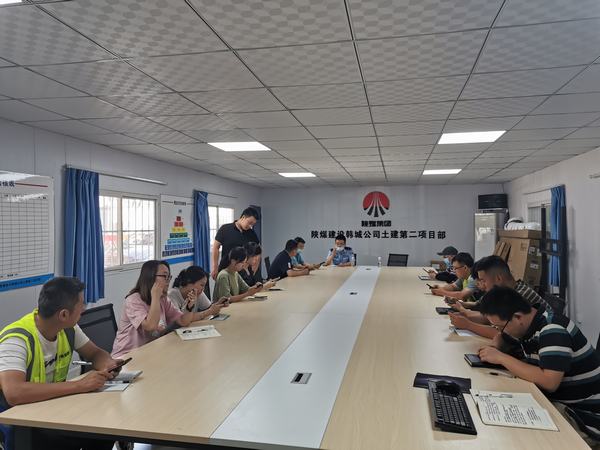 陜煤建設(shè)韓城分公司土建二項(xiàng)目部開(kāi)展“警企攜手，全民反詐”宣傳活動(dòng)