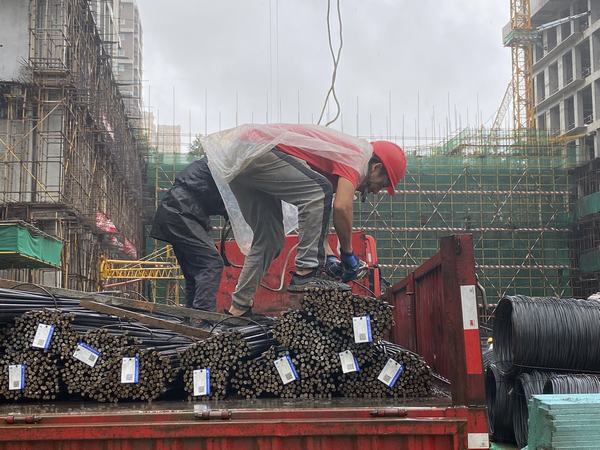 陜煤建設(shè)韓城分公司土建二項(xiàng)目部：趕工期搶進(jìn)度 雨中建設(shè)不停步