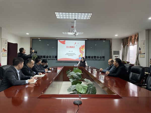 神木市司法局局長(zhǎng)趙永強(qiáng)蒞臨陜煤建設(shè)洗選煤運(yùn)營(yíng)公司開展“憲法宣傳周”宣講活動(dòng)
