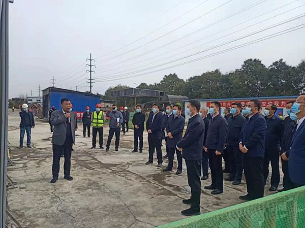 涇陽縣縣委書記拓巍峰、縣長郝瑞耀一行蒞臨陜煤建設咸陽分公司涇陽縣西城保障房項目觀摩調研