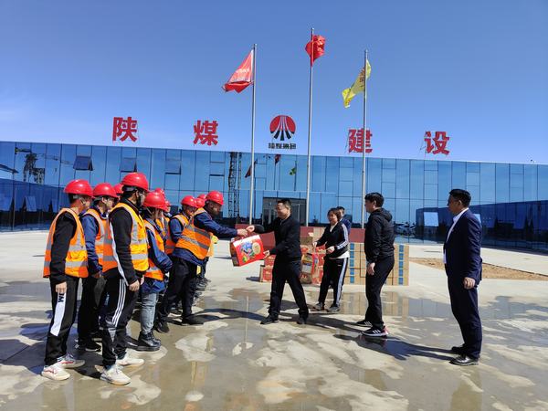 贠公法”五一“期間深入一線慰問堅守崗位員工