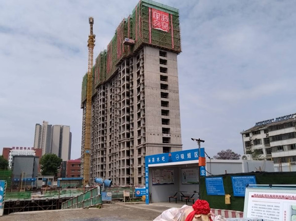 陜煤建設(shè)渭南分公司承建的梅園新村棚戶區(qū)改造項(xiàng)目3#樓主體工程順利封頂