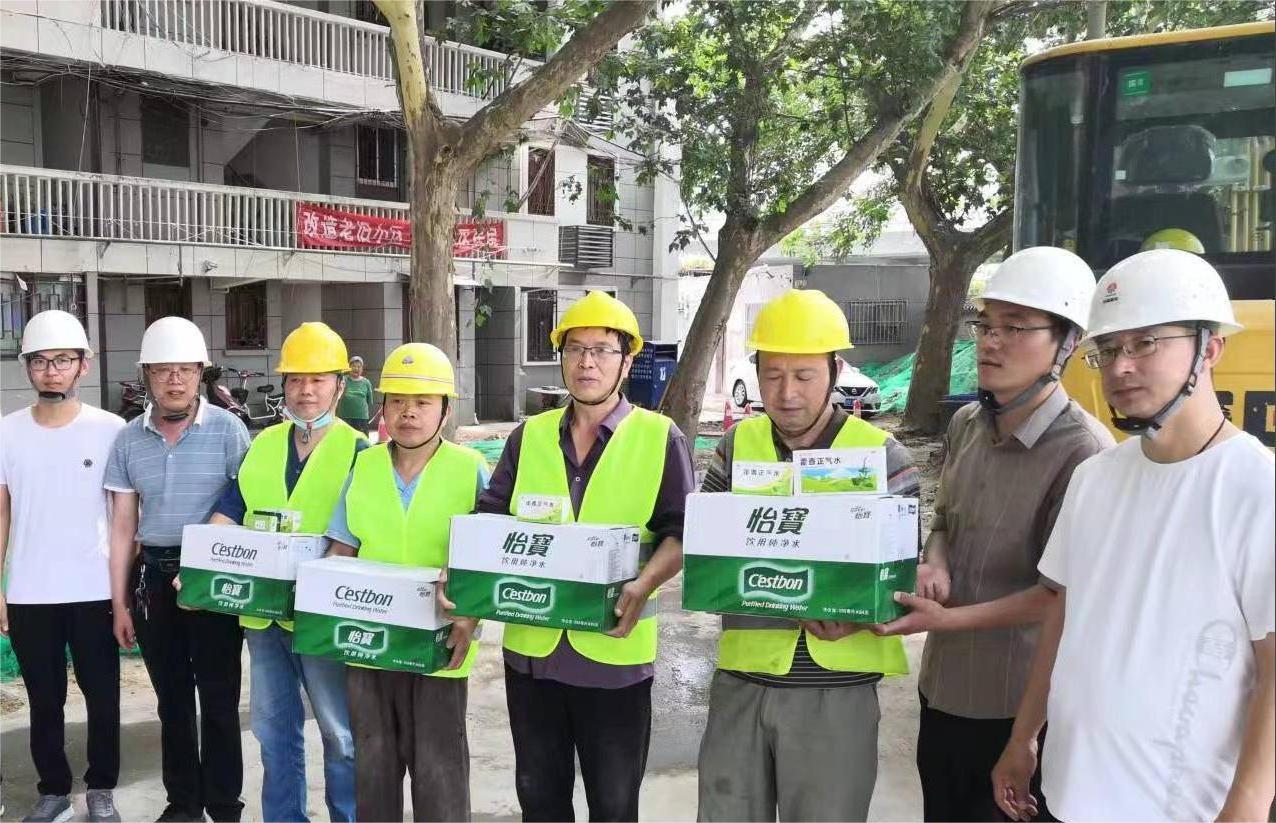 陜煤建設新城公司第一項目部“情系一線送清涼”