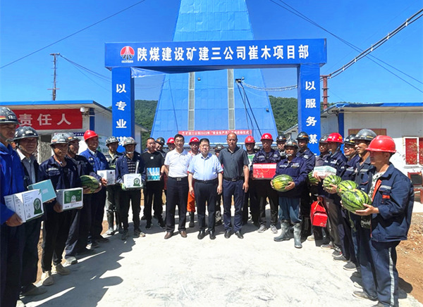 王寧深入施工一線開展慰問“送清涼”