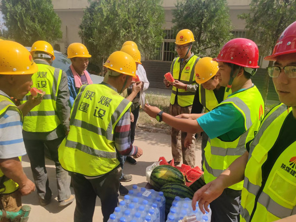 陜煤建設(shè)咸陽(yáng)分公司第六項(xiàng)目部開(kāi)展“夏日送清涼”活動(dòng)