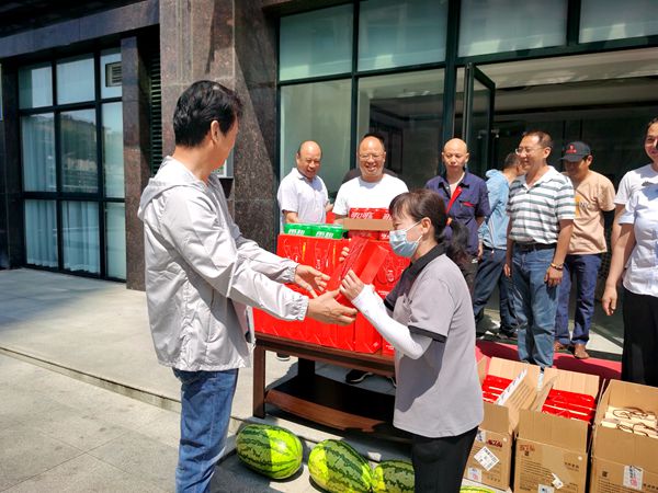 建設集團大秦置業(yè)公司：夏日高溫送清涼 絲絲關懷暖人心