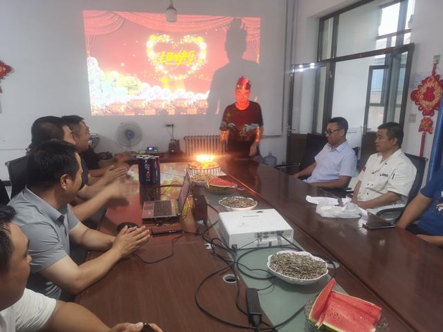 陜煤建設(shè)銅煤公司第二十一項(xiàng)目部為員工過(guò)集體生日