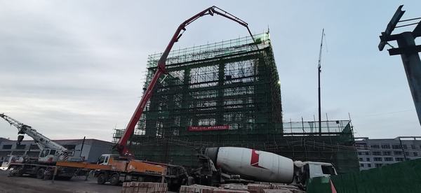 陜煤建設(shè)韓城分公司承建的王峰礦井副井工業(yè)場地提升機(jī)房主體工程順利封頂