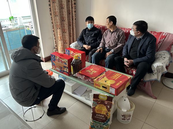 陜煤建設(shè)領(lǐng)導(dǎo)走訪慰問困難職工