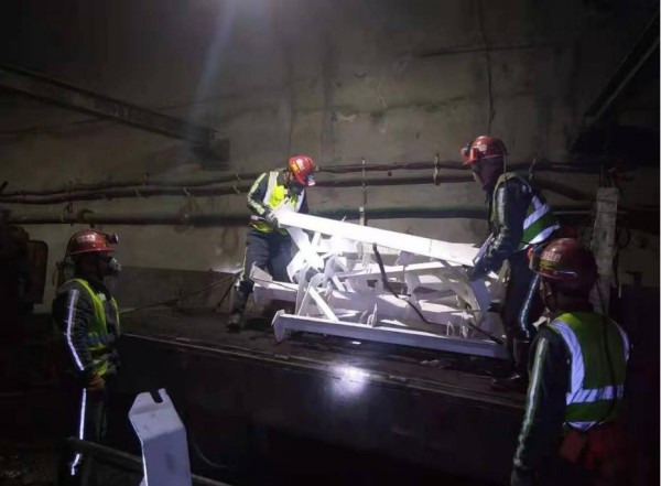 陜煤建設(shè)機(jī)電安裝公司順利完成小保當(dāng)二號礦132204膠運順槽帶式輸送機(jī)安裝