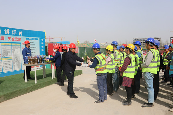 陜煤建設(shè)澄合分公司真情溫暖務(wù)工人員