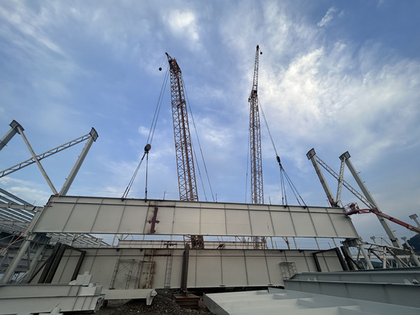 “鋼鐵巨獸”騰空而起 超重吊裝穩(wěn)如泰山