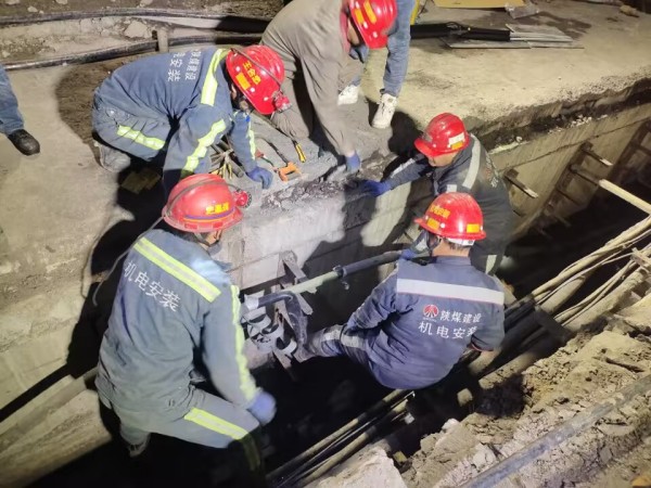 陜煤建設(shè)機(jī)電安裝公司涌鑫項(xiàng)目部連夜搶修電纜保障電力運(yùn)行