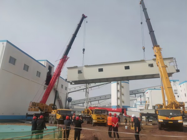 陜煤建設(shè)渭南分公司第十二項目部承建的小保當(dāng)選煤廠成品矸石緩沖倉至8004驅(qū)動間帶式輸送棧橋順利吊裝完成