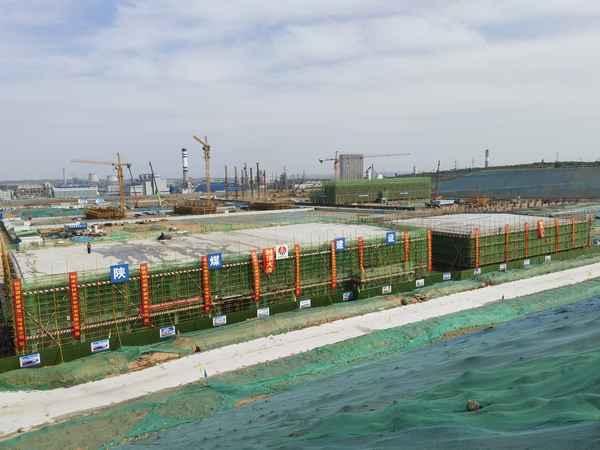 陜煤建設(shè)銅煤公司北元募投項目配套建設(shè)產(chǎn)氯裝置公用工程項目產(chǎn)氯甘氨酸變電所和機(jī)柜間工程順利封頂?