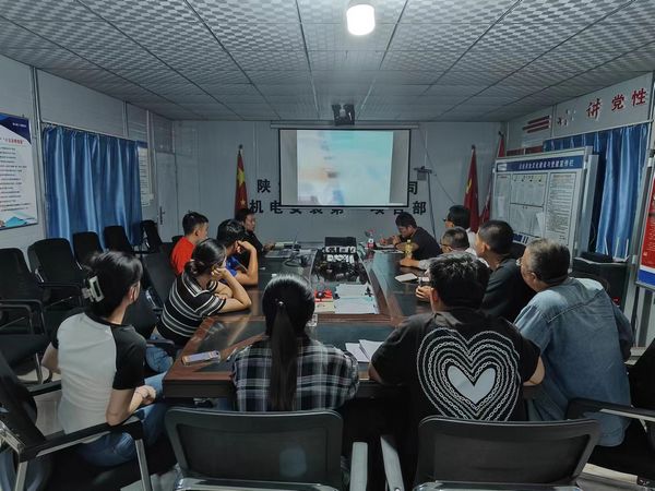 陜煤建設天工公司安裝一部順利完成胡家河（孟村）站系統(tǒng)配電控制工程箱變及配電柜吊裝任務