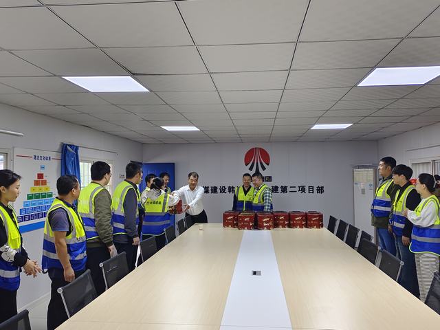 陜煤建設(shè)韓城分公司開展“喜迎雙節(jié) 溫暖一線”重點(diǎn)工程慰問活動