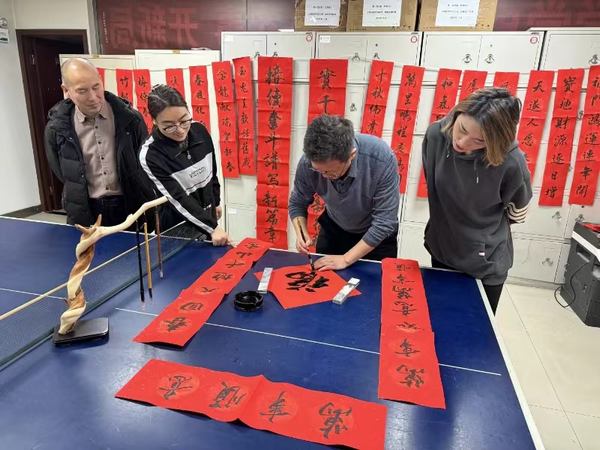 陜煤建設(shè)礦建二公司開展“翰墨飄香 迎新春 寫春聯(lián) 送祝?！被顒?></div>
                                <div   id=