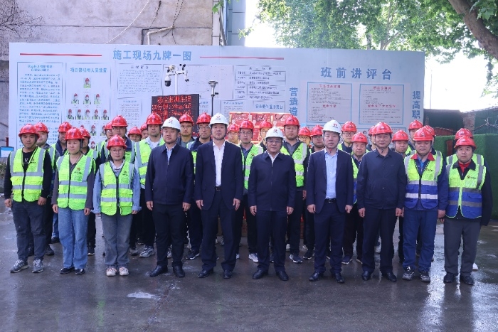 陜煤建設(shè)領(lǐng)導(dǎo)“五一”假期深入基層督導(dǎo)安全生產(chǎn)工作并慰問一線干部員工