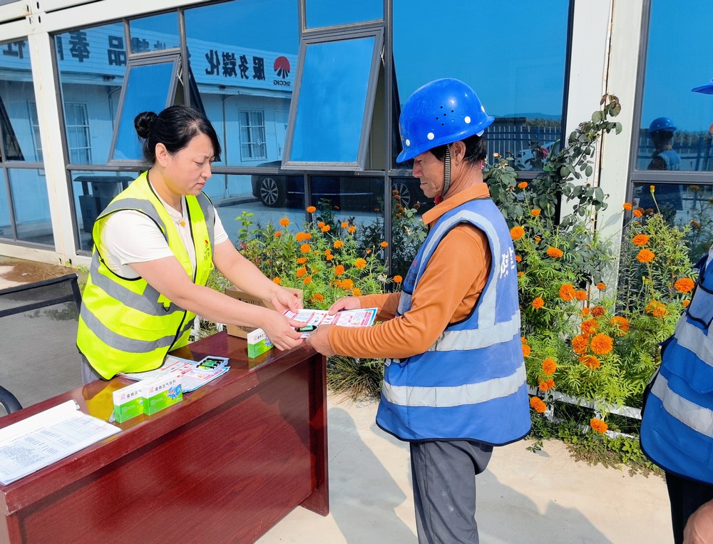 陜煤建設綠宇公司：高溫下的溫情守護