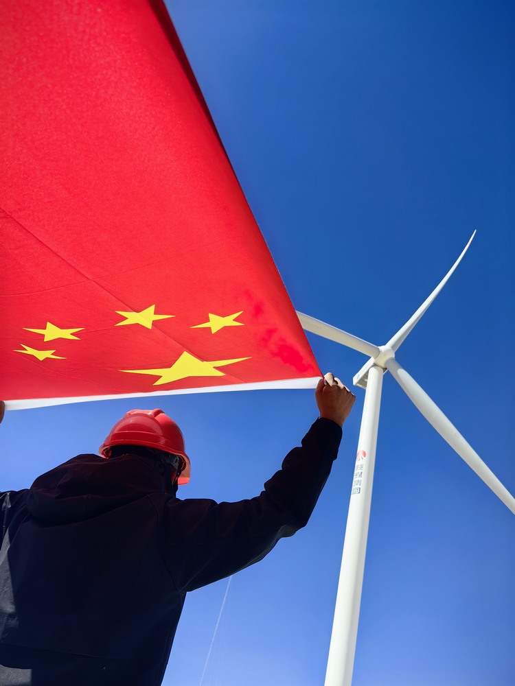 陜煤建設者與國旗合影，共筑強國夢