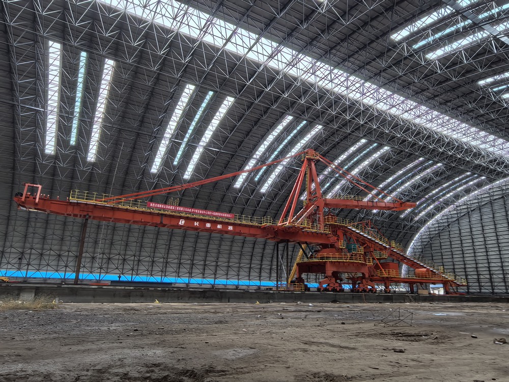 陜煤建設(shè)天工公司新疆第一項目部：DQL1000/1200.45臂式斗輪堆取料機成功送入“預定軌道”