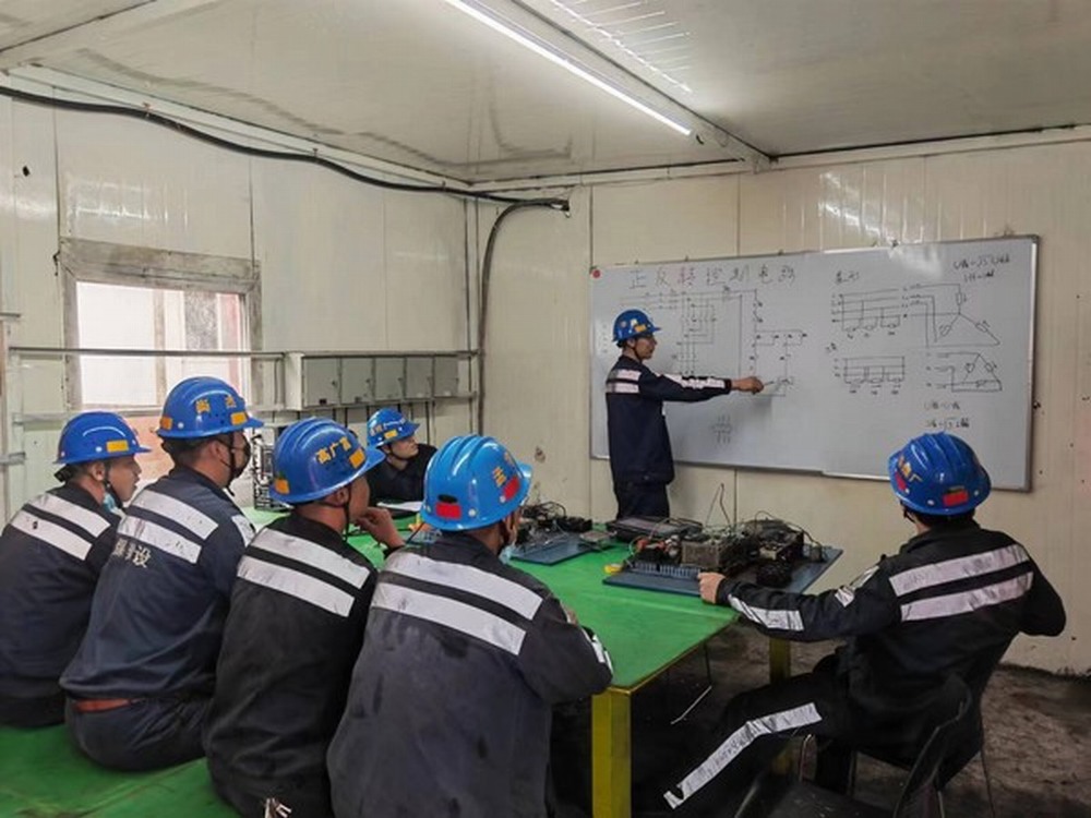 陜煤建設(shè)洗選煤運(yùn)營公司紅柳林洗煤廠項(xiàng)目部： 以“創(chuàng)新式”培訓(xùn)實(shí)現(xiàn)“點(diǎn)對(duì)點(diǎn)”精準(zhǔn)培育